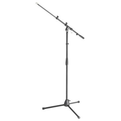 Suporte de microfone ajustável com tripé preto em fundo branco