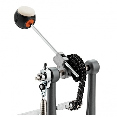 Pedal de bateria duplo com correia de corrente e batente branco com detalhe laranja