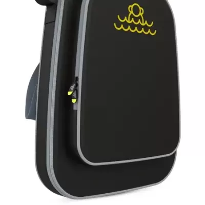 Mochila preta com símbolo amarelo e detalhes cinza e amarelos