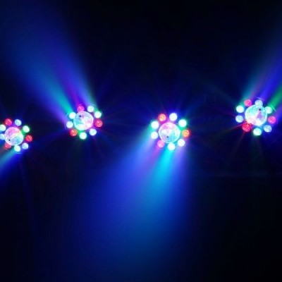 Quatro luzes LED coloridas a projetar feixes de luz num fundo escuro