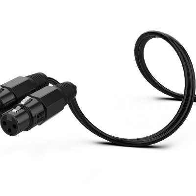 Cabo de áudio preto com conectores XLR fêmea em fundo branco