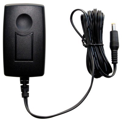 Adaptador de energia preto com cabo e conector em fundo branco