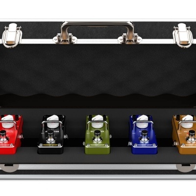 Conjunto de cinco pedais para guitarra elétrica em mala preta aberta.