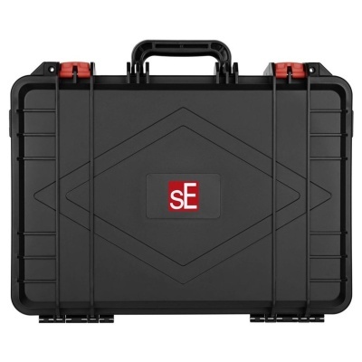 Mala rígida preta com pega e fechos vermelhos, com logotipo sE vermelho e branco