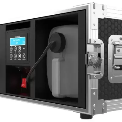 Máquina industrial portátil preta e branca com visor digital e compartimento com reservatório