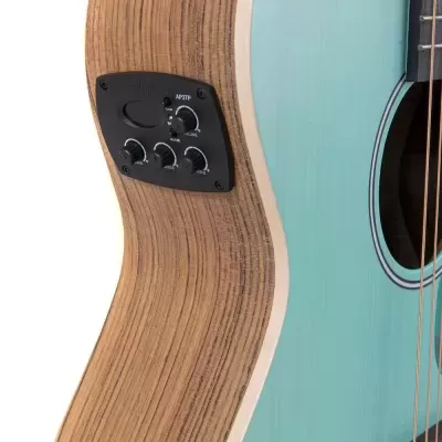 Detalhe de guitarra acústica azul com equalizador embutido e corpo em madeira natural