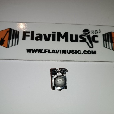 Botão preto com estrutura metálica e cartão FlaviMusic