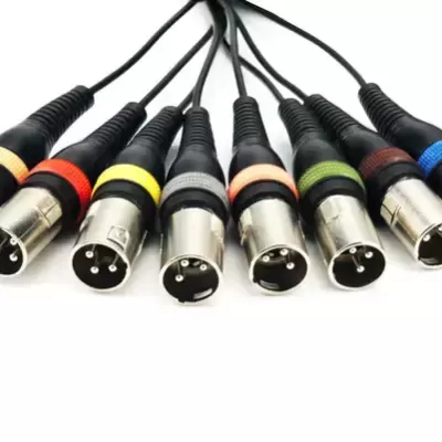 Cabos com conectores XLR macho com anéis coloridos
