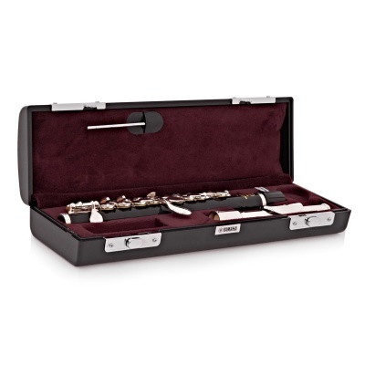 Flauta transversal prateada num estojo preto com interior vermelho