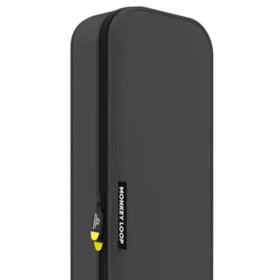 Estojo rígido preto com zíper e etiqueta MONKEY LOOP