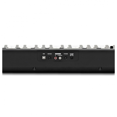 Teclado electrónico preto com conexões traseiras