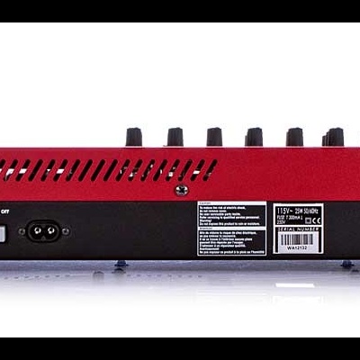 Teclado sintetizador Nord Wave vermelho e preto com botões e display digital