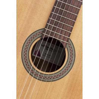 Guitarra acústica em madeira clara com roseta circular decorativa