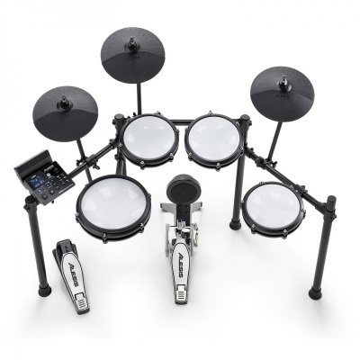 Bateria eletrónica Alesis com cinco pads brancos, três pratos pretos e pedal duplo, com módulo de controlo