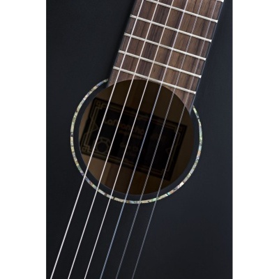 Violão preto com cordas metálicas e braço em madeira castanha clara