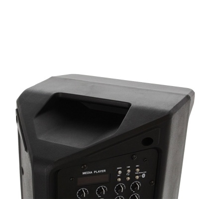 Coluna de som preta com painel de botões e visor digital