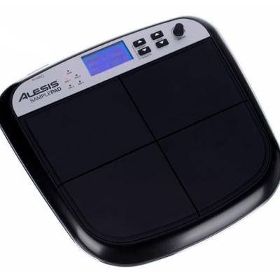 Sampler Alesis Sample Pad preto com quatro pads grandes e ecrã azul