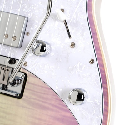 Detalhe de guitarra elétrica com corpo em gradiente roxo-bege e botões cromados