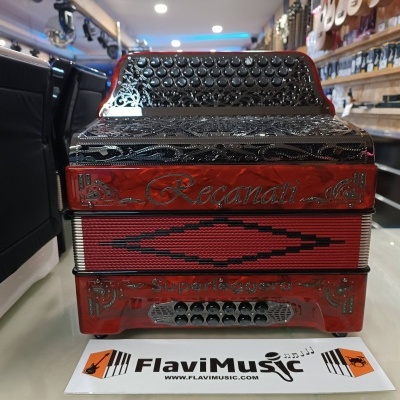 Acordeão vermelho com detalhes em metal preto e botões pretos exposto numa loja