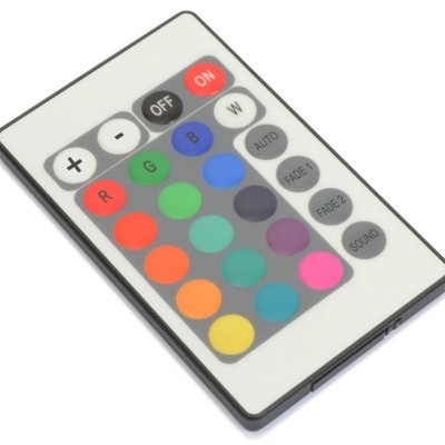 Comando remoto colorido com várias opções de botões em fundo branco