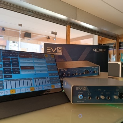 Equipamento de áudio EVM Ketron cinza metálico com interface digital em loja de instrumentos