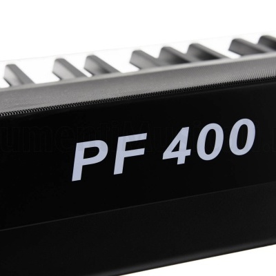 Teclado musical preto PF 400 com teclas brancas e pretas