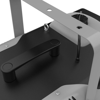 Aparelho preto e cinzento com alça preta e estrutura metálica