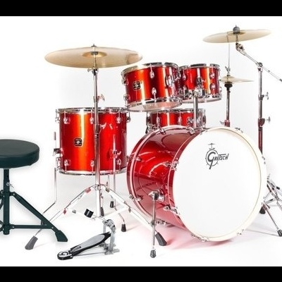 Conjunto de bateria acústica vermelha e assento preto