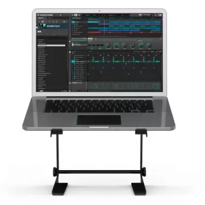 Suporte preto ajustável de metal com portátil cinzento aberto em cima