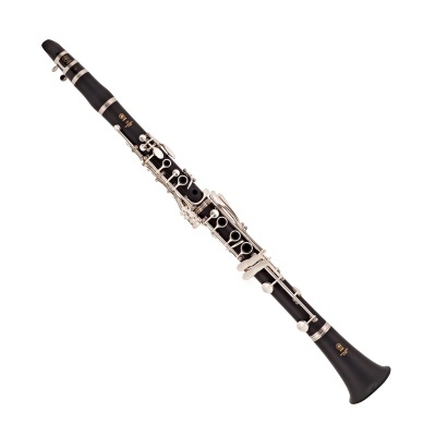 Clarinete preto com chaves metálicas prateadas em fundo branco