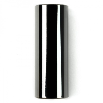 Cilindro metálico preto brilhante num fundo branco