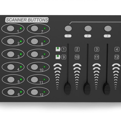 Painel de controlo preto com botões e controlos rotulados em cinzento e verde