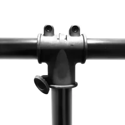 Conector metálico T unindo três tubos cilíndricos pretos