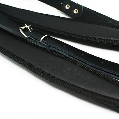 Cinto preto ajustável com fivela metálica prateada