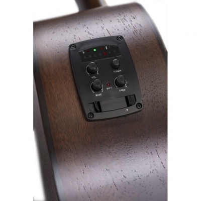 Detalhe lateral de violão com painel eletrônico embutido