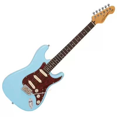 Guitarra elétrica azul claro com pickguard vermelho marmoreado e braço em madeira clara