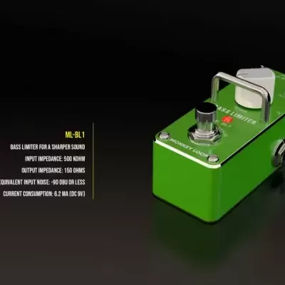 Pedal de efeito para guitarra verde com botões e texto de especificações