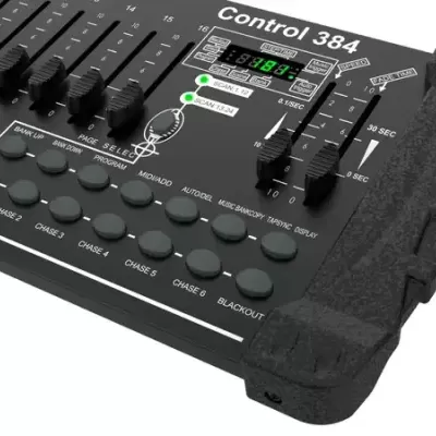 Mesa de controlo Control 384 preta com botões redondos cinzentos e faders