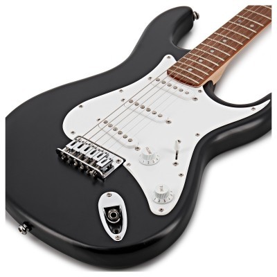 Guitarra elétrica preta com três captadores e braço em madeira clara