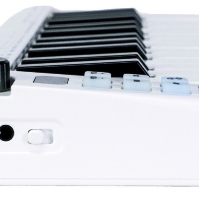 Teclado MIDI branco e cinza visto de lado com botões e teclas preto e branco