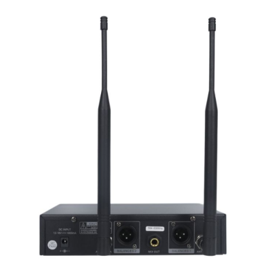 Equipamento eletrónico preto com antenas e conectores de áudio
