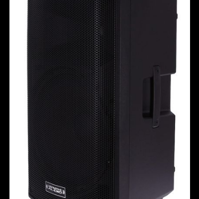 Coluna de som preta com grelha metálica frontal e pega lateral