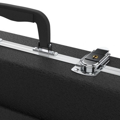 Estojo rígido preto com fecho metálico prateado e pega preta