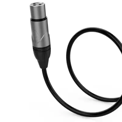 Cabo XLR preto com conector metálico prateado e preto em fundo branco
