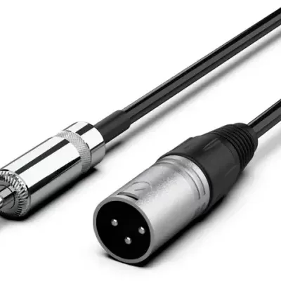 Cabo de áudio com conetores 3,5 mm e XLR em metal e plástico preto