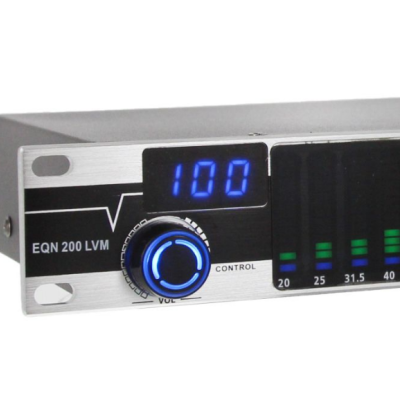Aparelho eletrónico EQN 200 LVM com mostrador digital azul e gráfico de frequência
