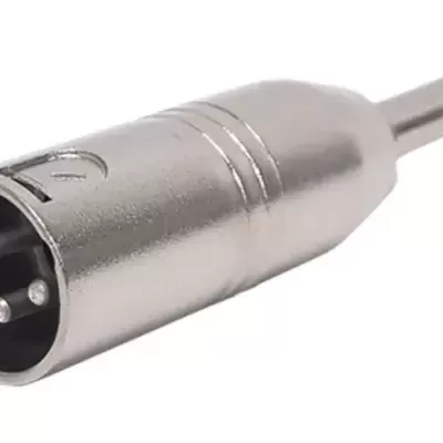 Adaptador metálico prateado com conector de 3 pinos e ficha mono 6,35 mm