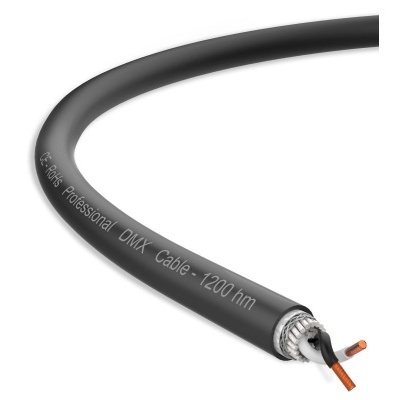 Cabo coaxial preto com fios de cobre e texto branco impresso