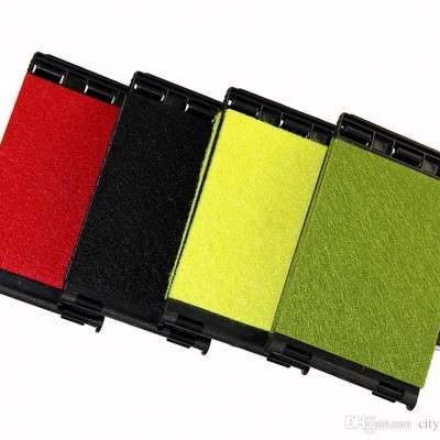 Capotraste para guitarra coloridos em vermelho, preto, amarelo e verde no braço de guitarra