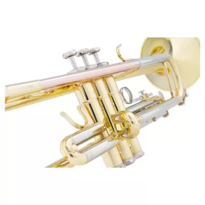 Trompete em metal dourado com peças prateadas e três pistões em fundo branco